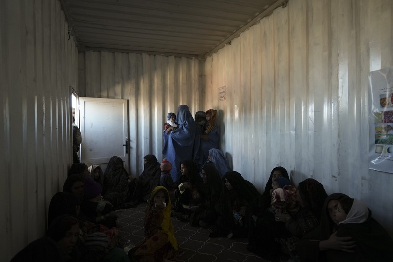 Hamid Abdullah berdiri di luar ruangan tempat anak-anaknya bermain di sebuah pemukiman dekat Herat, Afghanistan (16/12/2021). Abdullah menjual putrinya yang masih kecil untuk dijodohkan karena sangat membutuhkan uang untuk mengobati istrinya yang sakit kronis dan hamil anak kelima mereka . (AP/Mstyslav Chernov)