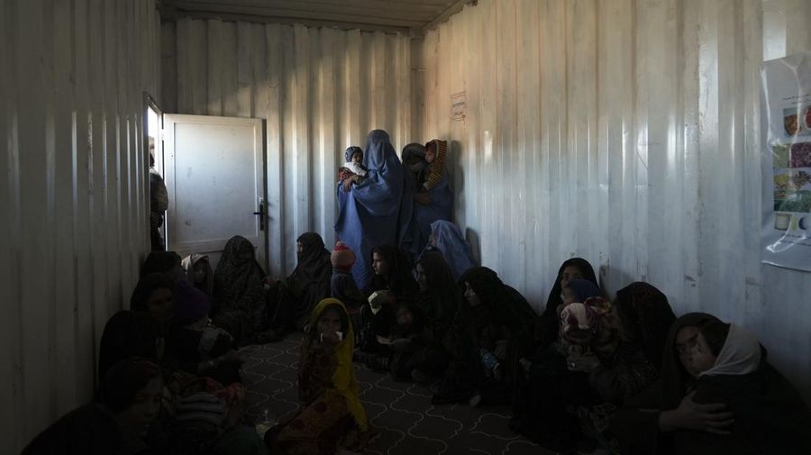 Hamid Abdullah berdiri di luar ruangan tempat anak-anaknya bermain di sebuah pemukiman dekat Herat, Afghanistan (16/12/2021). Abdullah menjual putrinya yang masih kecil untuk dijodohkan karena sangat membutuhkan uang untuk mengobati istrinya yang sakit kronis dan hamil anak kelima mereka . (AP/Mstyslav Chernov)