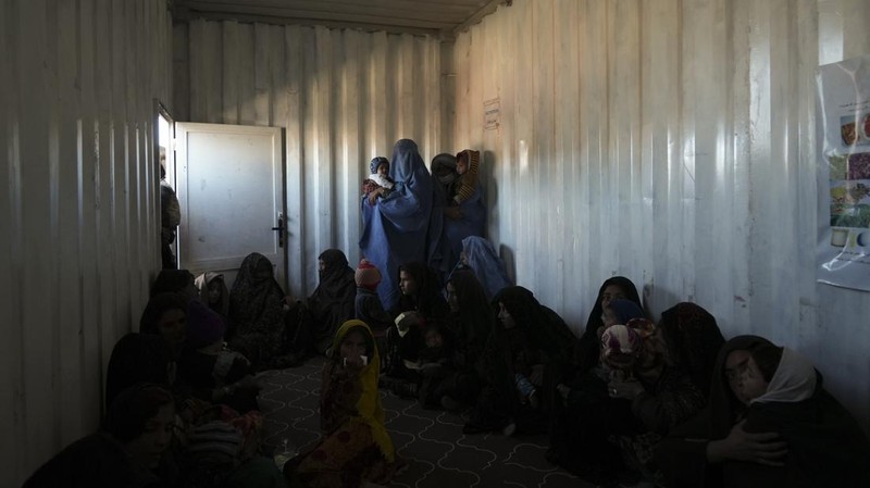 Hamid Abdullah berdiri di luar ruangan tempat anak-anaknya bermain di sebuah pemukiman dekat Herat, Afghanistan (16/12/2021). Abdullah menjual putrinya yang masih kecil untuk dijodohkan karena sangat membutuhkan uang untuk mengobati istrinya yang sakit kronis dan hamil anak kelima mereka . (AP/Mstyslav Chernov)