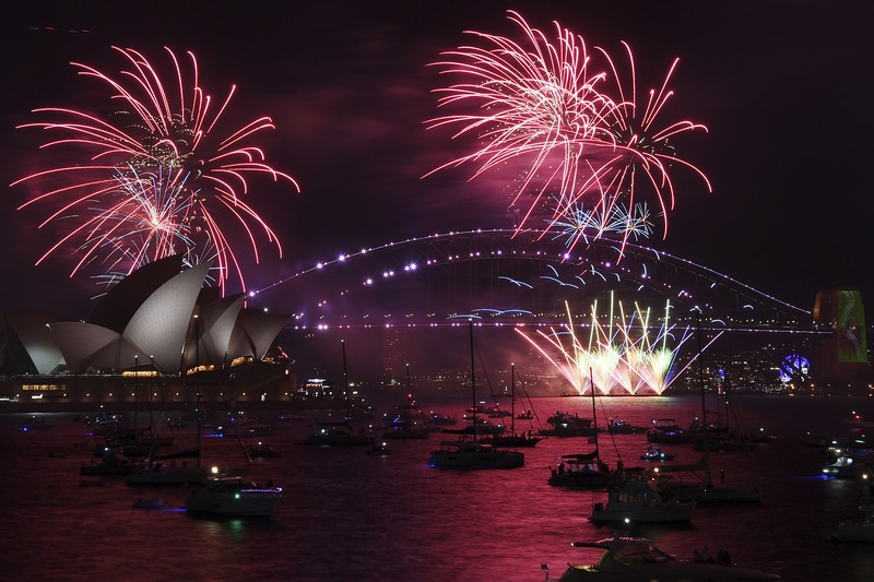 Kembang api meenyala di atas Pelabuhan Sydney saat perayaan Malam Tahun Baru di Sydney, Australia (1/1/2022). (REUTERS/Jaimi Joy)