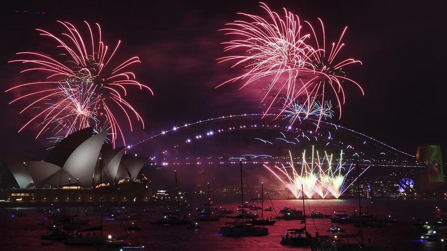 Kembang api meenyala di atas Pelabuhan Sydney saat perayaan Malam Tahun Baru di Sydney, Australia (1/1/2022). (REUTERS/Jaimi Joy)