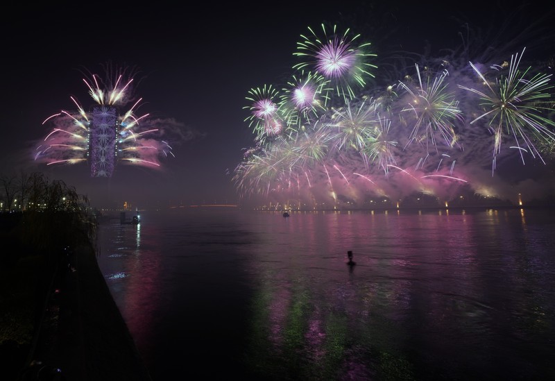 Kembang api meenyala di atas Pelabuhan Sydney saat perayaan Malam Tahun Baru di Sydney, Australia (1/1/2022). (REUTERS/Jaimi Joy)
