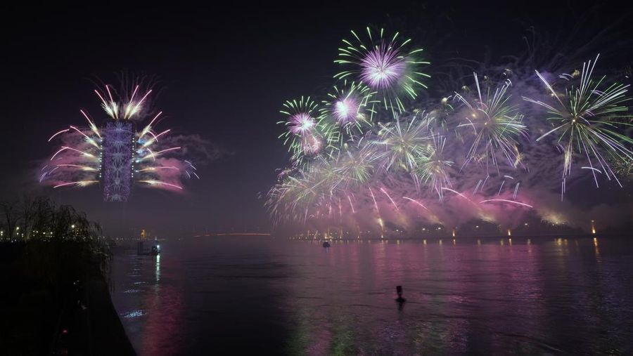 Kembang api meenyala di atas Pelabuhan Sydney saat perayaan Malam Tahun Baru di Sydney, Australia (1/1/2022). (REUTERS/Jaimi Joy)