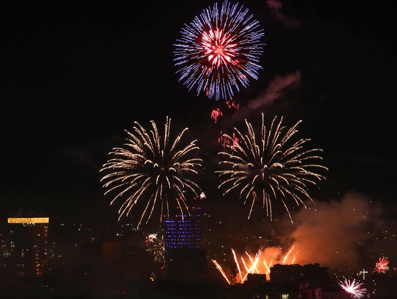 Perayaan Malam Tahun Baru di Sydney Australia Kembang api meenyala di atas Pelabuhan Sydney saat perayaan Malam Tahun Baru di Sydney, Australia (1/1/2022). (REUTERS/Jaimi Joy)
