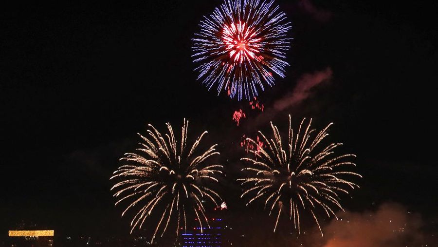 Kembang api meenyala di atas Pelabuhan Sydney saat perayaan Malam Tahun Baru di Sydney, Australia (1/1/2022). (REUTERS/Jaimi Joy)