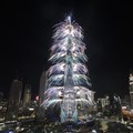 Kembang api menyala di Burj Khalifa, gedung tertinggi di dunia, saat perayaan malam tahun baru di Dubai, Uni Emirat Arab, Sabtu (1/1/2022). (AP Photo/Kamran Jebreili)