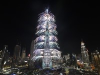 Kembang api menyala di Burj Khalifa, gedung tertinggi di dunia, saat perayaan malam tahun baru di Dubai, Uni Emirat Arab, Sabtu (1/1/2022). (AP Photo/Kamran Jebreili)