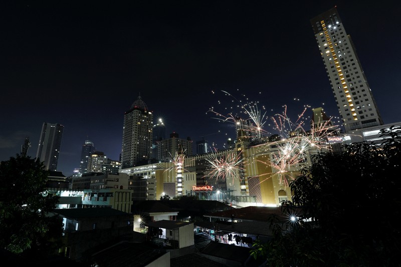 Kembang api meenyala di atas Pelabuhan Sydney saat perayaan Malam Tahun Baru di Sydney, Australia (1/1/2022). (REUTERS/Jaimi Joy)