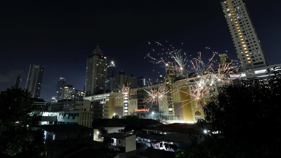 Kembang api meenyala di atas Pelabuhan Sydney saat perayaan Malam Tahun Baru di Sydney, Australia (1/1/2022). (REUTERS/Jaimi Joy)
