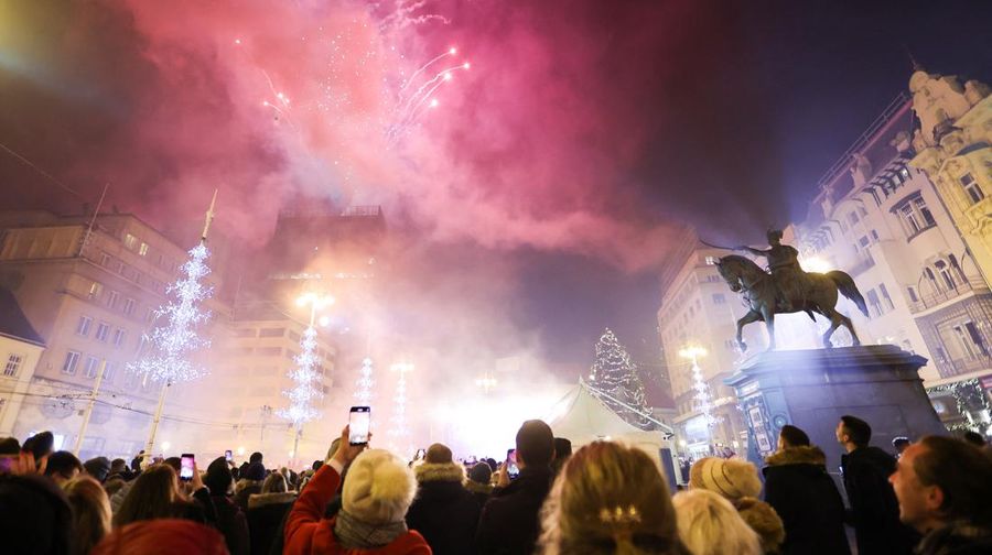 Orang-orang merayakan Malam Tahun Baru di alun-alun utama Zagreb, di tengah pandemi penyakit coronavirus (COVID-19), Kroasia (1/1/2022). (REUTERS/Antonio Bronic)
