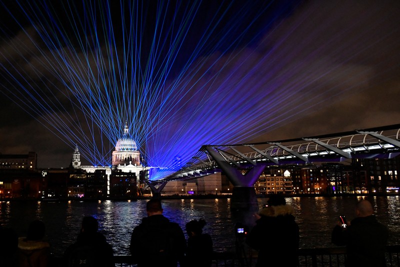 Perayaan Malam Tahun Baru di Sydney Australia Kembang api meenyala di atas Pelabuhan Sydney saat perayaan Malam Tahun Baru di Sydney, Australia (1/1/2022). (REUTERS/Jaimi Joy)