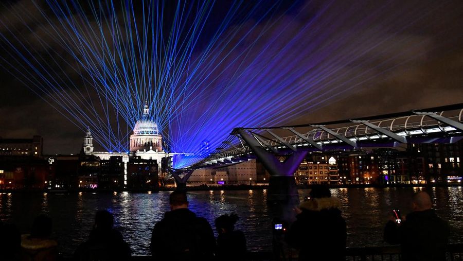 Kembang api meenyala di atas Pelabuhan Sydney saat perayaan Malam Tahun Baru di Sydney, Australia (1/1/2022). (REUTERS/Jaimi Joy)