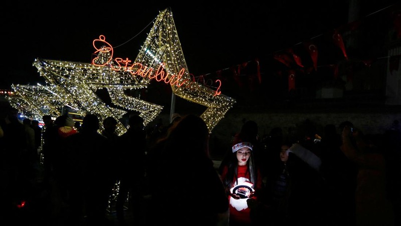 Kembang api meenyala di atas Pelabuhan Sydney saat perayaan Malam Tahun Baru di Sydney, Australia (1/1/2022). (REUTERS/Jaimi Joy)