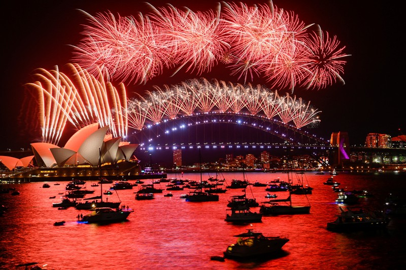 Perayaan Malam Tahun Baru di Sydney Australia Kembang api meenyala di atas Pelabuhan Sydney saat perayaan Malam Tahun Baru di Sydney, Australia (1/1/2022). (REUTERS/Jaimi Joy)
