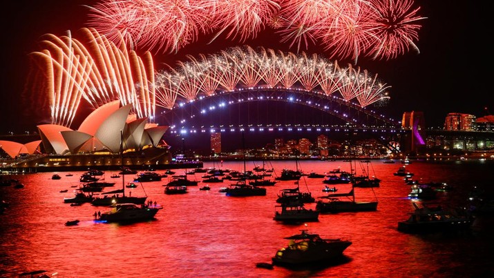 Kembang api meenyala di atas Pelabuhan Sydney saat perayaan Malam Tahun Baru di Sydney, Australia (1/1/2022). (REUTERS/Jaimi Joy)