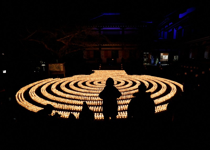 Kembang api meenyala di atas Pelabuhan Sydney saat perayaan Malam Tahun Baru di Sydney, Australia (1/1/2022). (REUTERS/Jaimi Joy)