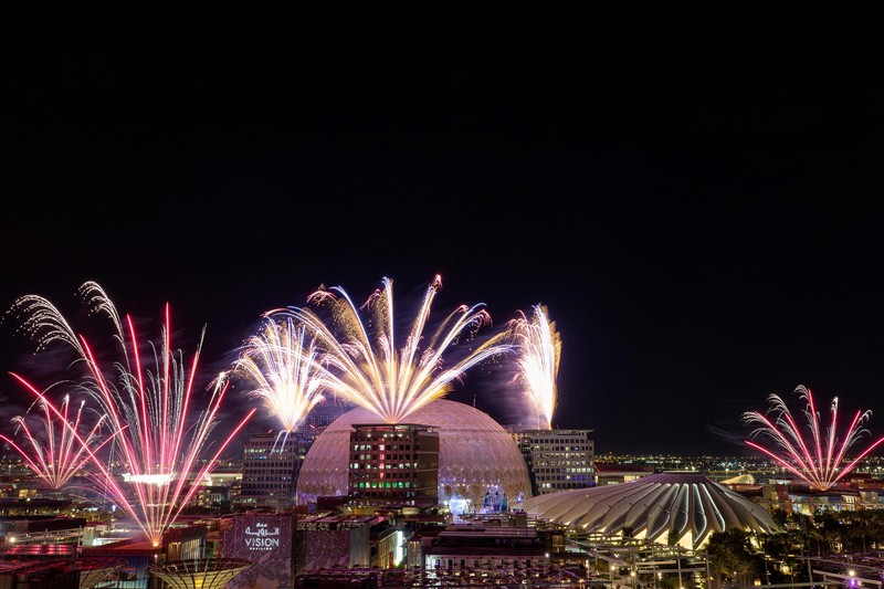 Pesta kembang api malam tahun baru di EXPO 2020 Dubai di Dubai, Uni Emirat Arab Kembang api mMENYALA saat perayaan Tahun Baru di EXPO 2020 Dubai di Dubai, Uni Emirat Arab (1/1/2022). (Expo 2020/Mahmoud Khaled/Handout via REUTERS)