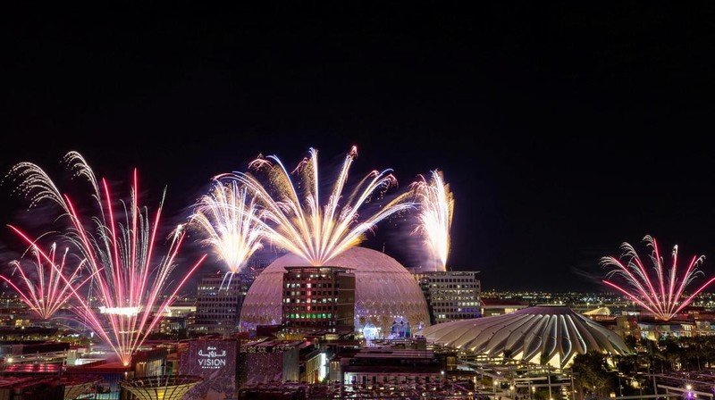 Kembang api mMENYALA saat perayaan Tahun Baru di EXPO 2020 Dubai di Dubai, Uni Emirat Arab (1/1/2022). (Expo 2020/Mahmoud Khaled/Handout via REUTERS)