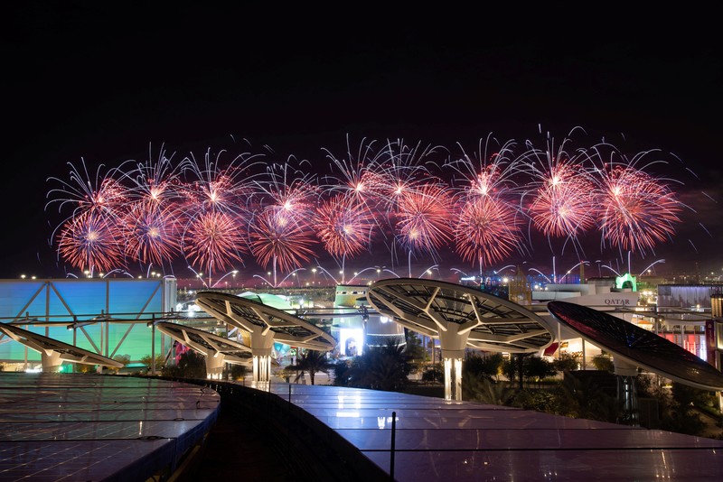 Pesta kembang api malam tahun baru di EXPO 2020 Dubai di Dubai, Uni Emirat Arab Kembang api mMENYALA saat perayaan Tahun Baru di EXPO 2020 Dubai di Dubai, Uni Emirat Arab (1/1/2022). (Expo 2020/Mahmoud Khaled/Handout via REUTERS)