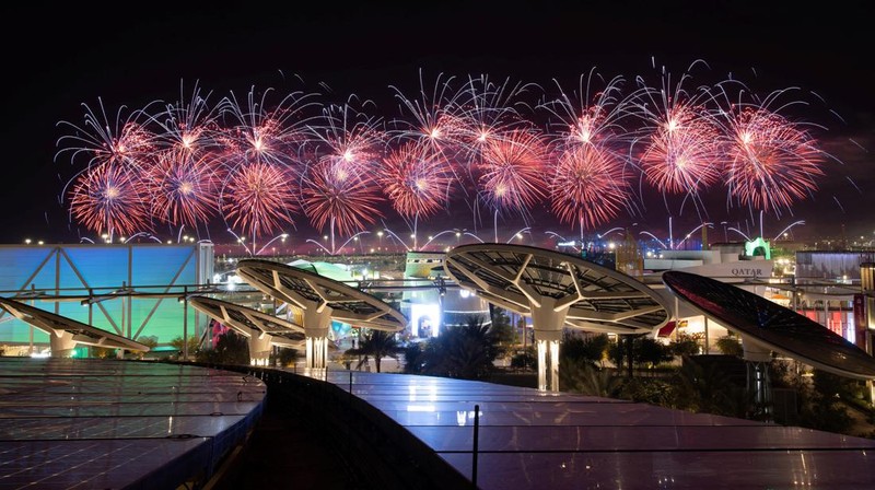 Kembang api mMENYALA saat perayaan Tahun Baru di EXPO 2020 Dubai di Dubai, Uni Emirat Arab (1/1/2022). (Expo 2020/Mahmoud Khaled/Handout via REUTERS)