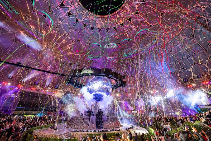 Pesta kembang api malam tahun baru di EXPO 2020 Dubai di Dubai, Uni Emirat Arab Kembang api mMENYALA saat perayaan Tahun Baru di EXPO 2020 Dubai di Dubai, Uni Emirat Arab (1/1/2022). (Expo 2020/Mahmoud Khaled/Handout via REUTERS)