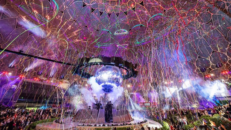 Kembang api mMENYALA saat perayaan Tahun Baru di EXPO 2020 Dubai di Dubai, Uni Emirat Arab (1/1/2022). (Expo 2020/Mahmoud Khaled/Handout via REUTERS)