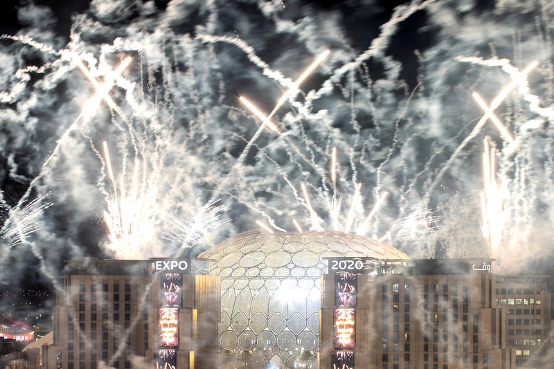 Pesta kembang api malam tahun baru di EXPO 2020 Dubai di Dubai, Uni Emirat Arab Kembang api mMENYALA saat perayaan Tahun Baru di EXPO 2020 Dubai di Dubai, Uni Emirat Arab (1/1/2022). (Expo 2020/Mahmoud Khaled/Handout via REUTERS)