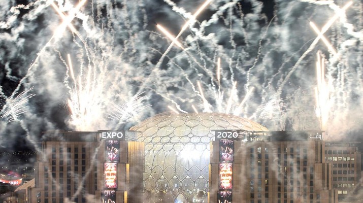 Kembang api mMENYALA saat perayaan Tahun Baru di EXPO 2020 Dubai di Dubai, Uni Emirat Arab (1/1/2022). (Expo 2020/Mahmoud Khaled/Handout via REUTERS)