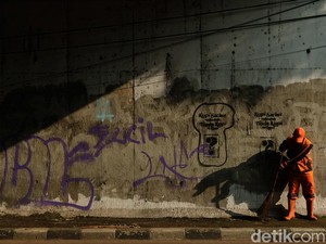 Duit Miliaran, Kerjanya Tukang Sapu Jalan