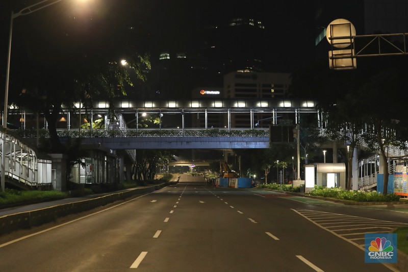 Suasana kawasan Sudirman - Thamrin saat pemberlakuan crowd free night (CFN) Seorang pedang kopi keliling melewati ruas jalan utama di kawasan jalan Sudirman-Thamrin, Jakarta, Sabtu (1/1/2022). Sejak pukul 22.00 WIB terpantau kendaraan dan warga sangat lengang.
Kendaraan operasional polisi tampak menyusuri ruas-ruas jalan yang menjadi titik penutupan jalan.Malam pergantian tahun 2021 menuju 2022 di pusat Kota Jakarta berlangsung sepi. Pemerintah Provinsi DKI Jakarta bersama Polda Metro Jaya menutup 11 ruas jalan sejak pukul 22.00 WIB.
Dari pantauan dilokasi sejumlah ruas jalan di Jakarta terpantau lengang. Tak banyak kendaraan melintas.
Kendaraan operasional polisi tampak menyusuri ruas-ruas jalan yang menjadi titik penutupan jalan (CNBC Indonesia/ Tri Susilo)