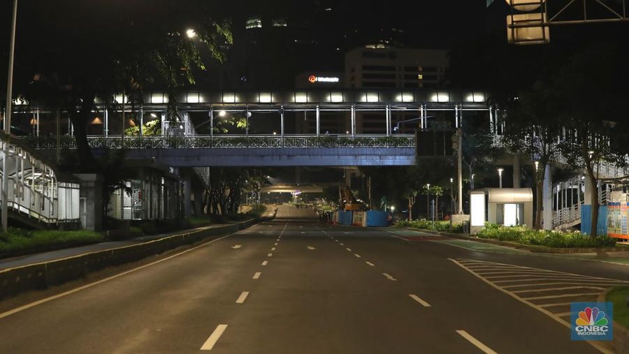 Seorang pedang kopi keliling melewati ruas jalan utama di kawasan jalan Sudirman-Thamrin, Jakarta, Sabtu (1/1/2022). Sejak pukul 22.00 WIB terpantau kendaraan dan warga  sangat lengang. 
Kendaraan operasional polisi tampak menyusuri ruas-ruas jalan yang menjadi titik penutupan jalan.Malam pergantian tahun 2021 menuju 2022 di pusat Kota Jakarta berlangsung sepi. Pemerintah Provinsi DKI Jakarta bersama Polda Metro Jaya menutup 11 ruas jalan sejak pukul 22.00 WIB.
Dari pantauan dilokasi sejumlah ruas jalan di Jakarta terpantau lengang. Tak banyak kendaraan melintas.   
Kendaraan operasional polisi tampak menyusuri ruas-ruas jalan yang menjadi titik penutupan jalan (վ/ Tri Susilo)
