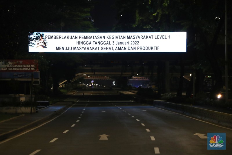 Suasana kawasan Sudirman - Thamrin saat pemberlakuan crowd free night (CFN) Seorang pedang kopi keliling melewati ruas jalan utama di kawasan jalan Sudirman-Thamrin, Jakarta, Sabtu (1/1/2022). Sejak pukul 22.00 WIB terpantau kendaraan dan warga sangat lengang.
Kendaraan operasional polisi tampak menyusuri ruas-ruas jalan yang menjadi titik penutupan jalan.Malam pergantian tahun 2021 menuju 2022 di pusat Kota Jakarta berlangsung sepi. Pemerintah Provinsi DKI Jakarta bersama Polda Metro Jaya menutup 11 ruas jalan sejak pukul 22.00 WIB.
Dari pantauan dilokasi sejumlah ruas jalan di Jakarta terpantau lengang. Tak banyak kendaraan melintas.
Kendaraan operasional polisi tampak menyusuri ruas-ruas jalan yang menjadi titik penutupan jalan (CNBC Indonesia/ Tri Susilo)