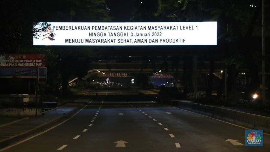 Seorang pedang kopi keliling melewati ruas jalan utama di kawasan jalan Sudirman-Thamrin, Jakarta, Sabtu (1/1/2022). Sejak pukul 22.00 WIB terpantau kendaraan dan warga  sangat lengang. 
Kendaraan operasional polisi tampak menyusuri ruas-ruas jalan yang menjadi titik penutupan jalan.Malam pergantian tahun 2021 menuju 2022 di pusat Kota Jakarta berlangsung sepi. Pemerintah Provinsi DKI Jakarta bersama Polda Metro Jaya menutup 11 ruas jalan sejak pukul 22.00 WIB.
Dari pantauan dilokasi sejumlah ruas jalan di Jakarta terpantau lengang. Tak banyak kendaraan melintas.   
Kendaraan operasional polisi tampak menyusuri ruas-ruas jalan yang menjadi titik penutupan jalan (CNBC Indonesia/ Tri Susilo)