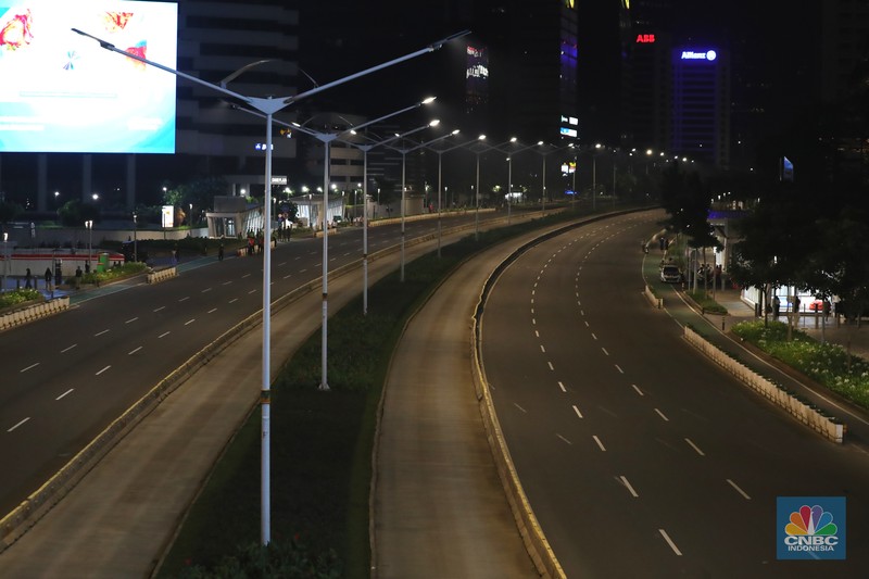 Suasana kawasan Sudirman - Thamrin saat pemberlakuan crowd free night (CFN) Seorang pedang kopi keliling melewati ruas jalan utama di kawasan jalan Sudirman-Thamrin, Jakarta, Sabtu (1/1/2022). Sejak pukul 22.00 WIB terpantau kendaraan dan warga sangat lengang.
Kendaraan operasional polisi tampak menyusuri ruas-ruas jalan yang menjadi titik penutupan jalan.Malam pergantian tahun 2021 menuju 2022 di pusat Kota Jakarta berlangsung sepi. Pemerintah Provinsi DKI Jakarta bersama Polda Metro Jaya menutup 11 ruas jalan sejak pukul 22.00 WIB.
Dari pantauan dilokasi sejumlah ruas jalan di Jakarta terpantau lengang. Tak banyak kendaraan melintas.
Kendaraan operasional polisi tampak menyusuri ruas-ruas jalan yang menjadi titik penutupan jalan (CNBC Indonesia/ Tri Susilo)