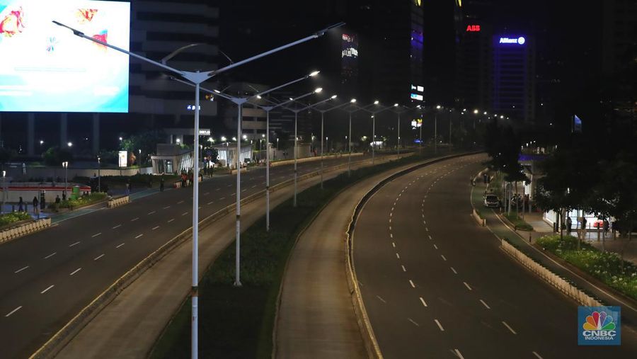 Suasana kawasan Sudirman - Thamrin saat pemberlakuan crowd free night (CFN)