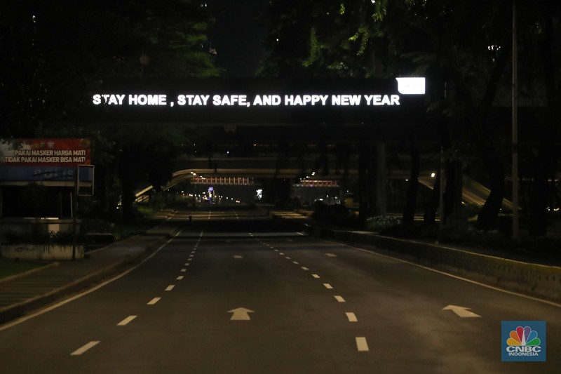 Suasana kawasan Sudirman - Thamrin saat pemberlakuan crowd free night (CFN) Seorang pedang kopi keliling melewati ruas jalan utama di kawasan jalan Sudirman-Thamrin, Jakarta, Sabtu (1/1/2022). Sejak pukul 22.00 WIB terpantau kendaraan dan warga sangat lengang.
Kendaraan operasional polisi tampak menyusuri ruas-ruas jalan yang menjadi titik penutupan jalan.Malam pergantian tahun 2021 menuju 2022 di pusat Kota Jakarta berlangsung sepi. Pemerintah Provinsi DKI Jakarta bersama Polda Metro Jaya menutup 11 ruas jalan sejak pukul 22.00 WIB.
Dari pantauan dilokasi sejumlah ruas jalan di Jakarta terpantau lengang. Tak banyak kendaraan melintas.
Kendaraan operasional polisi tampak menyusuri ruas-ruas jalan yang menjadi titik penutupan jalan (CNBC Indonesia/ Tri Susilo)