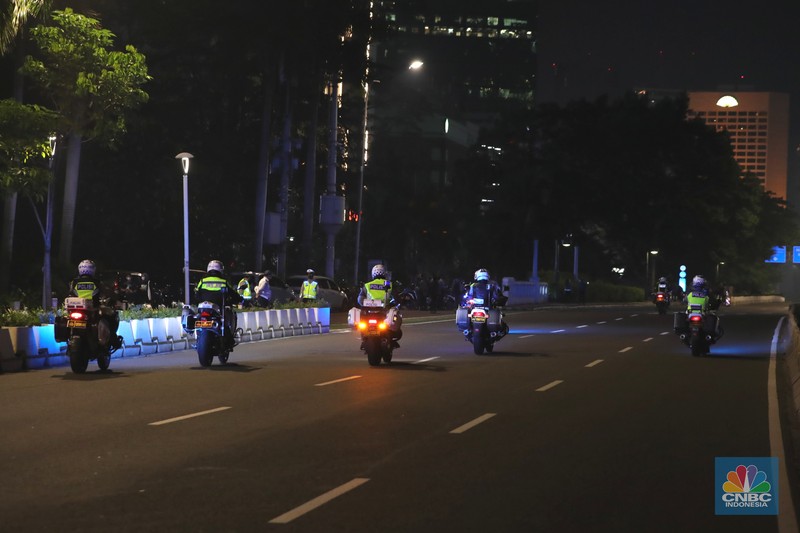 Suasana kawasan Sudirman - Thamrin saat pemberlakuan crowd free night (CFN) Seorang pedang kopi keliling melewati ruas jalan utama di kawasan jalan Sudirman-Thamrin, Jakarta, Sabtu (1/1/2022). Sejak pukul 22.00 WIB terpantau kendaraan dan warga sangat lengang.
Kendaraan operasional polisi tampak menyusuri ruas-ruas jalan yang menjadi titik penutupan jalan.Malam pergantian tahun 2021 menuju 2022 di pusat Kota Jakarta berlangsung sepi. Pemerintah Provinsi DKI Jakarta bersama Polda Metro Jaya menutup 11 ruas jalan sejak pukul 22.00 WIB.
Dari pantauan dilokasi sejumlah ruas jalan di Jakarta terpantau lengang. Tak banyak kendaraan melintas.
Kendaraan operasional polisi tampak menyusuri ruas-ruas jalan yang menjadi titik penutupan jalan (CNBC Indonesia/ Tri Susilo)