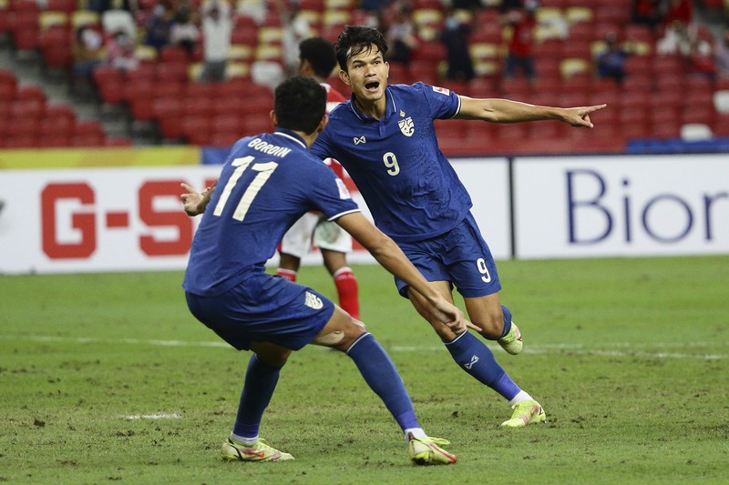 Bordin Phala dari Thailand (kanan) dan Asnawi Mangkualam di Final Leg kedua final AFF antara Thailand vs Indonesia Bordin Phala dari Thailand (kanan) dan Asnawi Mangkualam dari Indonesia bersaing memperebutkan bola pada pertandingan leg kedua final AFF antara Thailand vs Indonesia d National Stadium, Singapura, Sabtu (1/1/2022). (AP Photo/Suhaimi Abdullah)