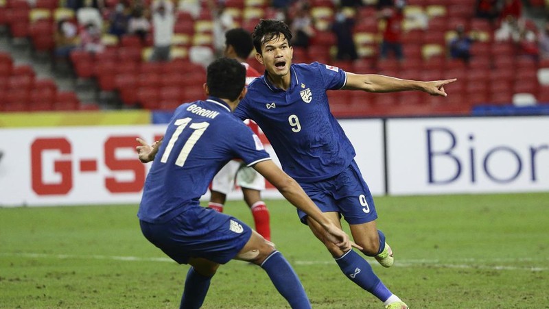 Bordin Phala dari Thailand (kanan) dan Asnawi Mangkualam dari Indonesia bersaing memperebutkan bola pada pertandingan leg kedua final AFF antara Thailand vs Indonesia d National Stadium, Singapura, Sabtu (1/1/2022). (AP Photo/Suhaimi Abdullah)
