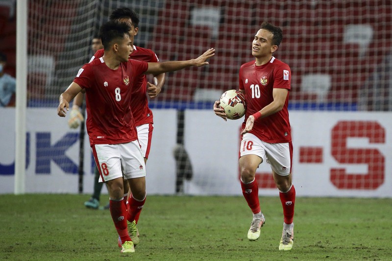 Bordin Phala dari Thailand (kanan) dan Asnawi Mangkualam di Final Leg kedua final AFF antara Thailand vs Indonesia Bordin Phala dari Thailand (kanan) dan Asnawi Mangkualam dari Indonesia bersaing memperebutkan bola pada pertandingan leg kedua final AFF antara Thailand vs Indonesia d National Stadium, Singapura, Sabtu (1/1/2022). (AP Photo/Suhaimi Abdullah)