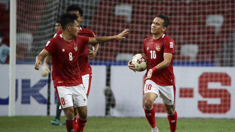 Bordin Phala dari Thailand (kanan) dan Asnawi Mangkualam dari Indonesia bersaing memperebutkan bola pada pertandingan leg kedua final AFF antara Thailand vs Indonesia d National Stadium, Singapura, Sabtu (1/1/2022). (AP Photo/Suhaimi Abdullah)