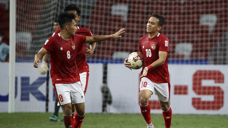 Bordin Phala dari Thailand (kanan) dan Asnawi Mangkualam dari Indonesia bersaing memperebutkan bola pada pertandingan leg kedua final AFF antara Thailand vs Indonesia d National Stadium, Singapura, Sabtu (1/1/2022). (AP Photo/Suhaimi Abdullah)