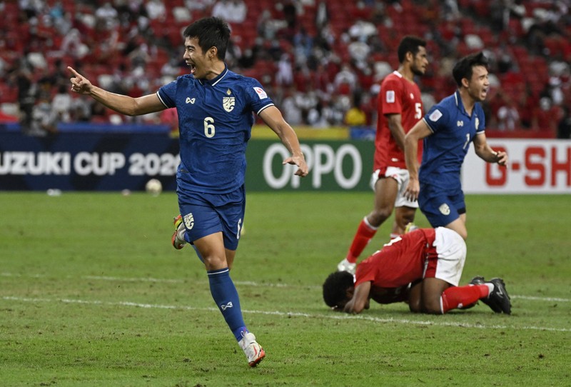 Bordin Phala dari Thailand (kanan) dan Asnawi Mangkualam di Final Leg kedua final AFF antara Thailand vs Indonesia Bordin Phala dari Thailand (kanan) dan Asnawi Mangkualam dari Indonesia bersaing memperebutkan bola pada pertandingan leg kedua final AFF antara Thailand vs Indonesia d National Stadium, Singapura, Sabtu (1/1/2022). (AP Photo/Suhaimi Abdullah)