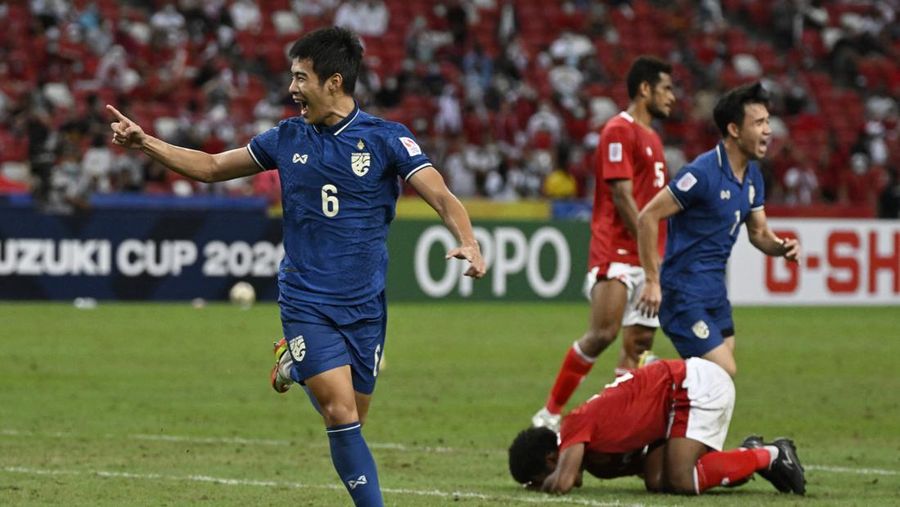 Bordin Phala dari Thailand (kanan) dan Asnawi Mangkualam dari Indonesia bersaing memperebutkan bola pada pertandingan leg kedua final AFF antara Thailand vs Indonesia d National Stadium, Singapura, Sabtu (1/1/2022). (AP Photo/Suhaimi Abdullah)