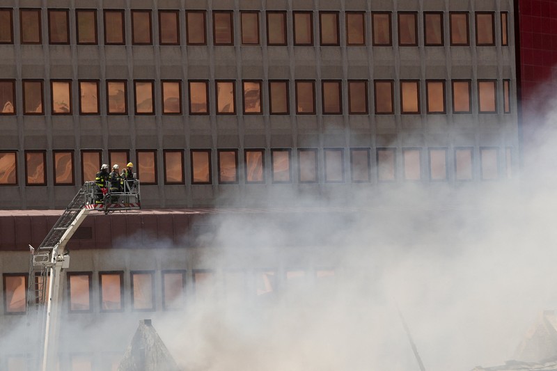 Petugas pemadam memadamkan lokasi kebakaran yang berada di gedung parlemen Cape Town, Afrika Selatan, Minggu (2/1/2022). (REUTERS/Mike Hutchings)