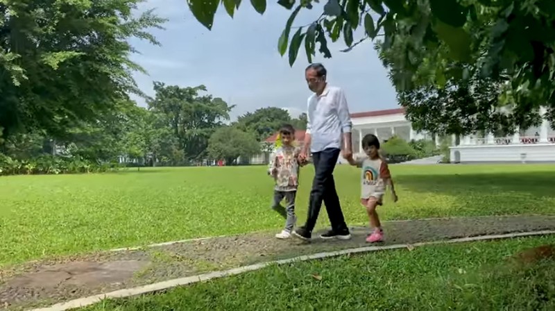 Momen Presiden Jokowi Bersama Jan Ethes dan Sedah Mirah di Awal Tahun 2022, Minggu (2/1/2022). (Tangkapan Layar via Youtube Sekretariat Presiden)