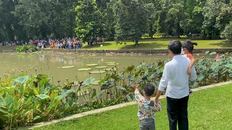 Momen Presiden Jokowi Bersama Jan Ethes dan Sedah Mirah di Awal Tahun 2022, Minggu (2/1/2022). (Tangkapan Layar via Youtube Sekretariat Presiden)