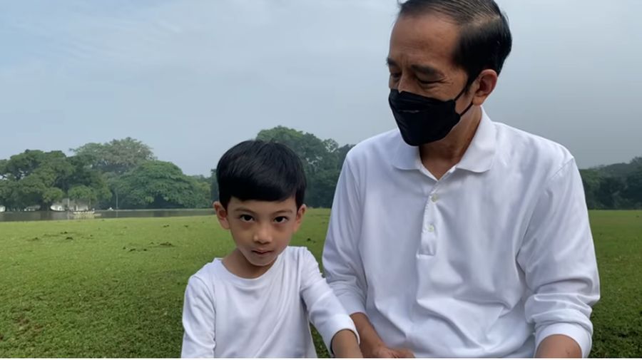 Momen Presiden Jokowi Bersama Jan Ethes dan Sedah Mirah di Awal Tahun 2022, Minggu (2/1/2022). (Tangkapan Layar via Youtube Sekretariat Presiden)
