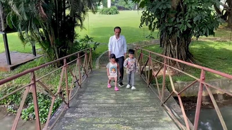 Momen Presiden Jokowi Bersama Jan Ethes dan Sedah Mirah di Awal Tahun 2022, Minggu (2/1/2022). Momen Presiden Jokowi Bersama Jan Ethes dan Sedah Mirah di Awal Tahun 2022, Minggu (2/1/2022). (Tangkapan Layar via Youtube Sekretariat Presiden)