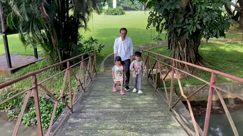 Momen Presiden Jokowi Bersama Jan Ethes dan Sedah Mirah di Awal Tahun 2022, Minggu (2/1/2022). (Tangkapan Layar via Youtube Sekretariat Presiden)